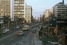 Sveavägen sedd norrut. I bakgrunden korsningen Sveavägen - Kungsgatan. T.v. Hötorgscity, parti av två höghus