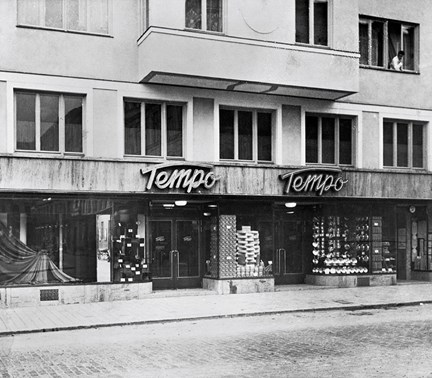 Exteriör av varuhuset Tempo på Nybrogatan 37 vid Östermalmstorg.