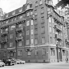 Hörnet Grevgatan 66 t.v. och Karlavägen 85