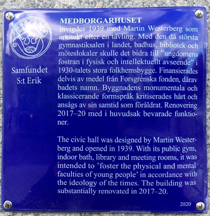 Blå emaljerad skylt med vit text