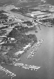Flygbild över Årstaviken vid Eriksdal. I bakgrunden Skanstull och General Motors Nordiska AB:s fabrik
