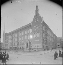 Katarina Norra skola i hörnet av Tjärhovsgatan och Nytorgsgatan