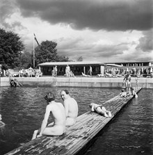 Ringvägen 96, Eriksdalsbadet. Friluftsbad. Badet bestod av bassängerna från Eriksdals vattenverk som lades ned 1923.