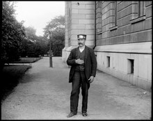 Stadsbud nr 5 utanför Kungl. biblioteket, Humlegården