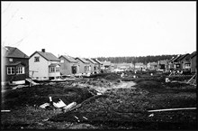 Enskede småstugeområde i det inre av kvarteret Rödlöken under byggnad, från gamla dammen mot söder