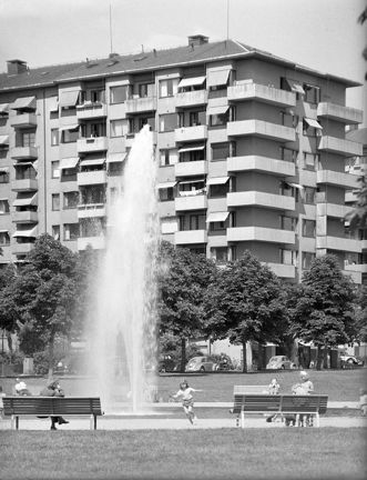 Fontänen i Tessinparken med bostadshus i bakgrunden