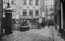 Uppställda kärror och en  pissoar på Brända Tomten i Gamla Stan