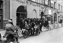 Stockholmssystemet (Systembolaget), exteriör. Kö väntar på att få handla i butiken