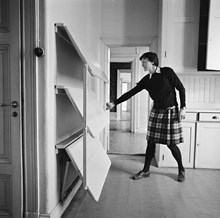 Kvarteret Fersenska Terrassen. Våning 2 tr. Serveringsrum, rum 202 c. Margareta Cramér fäller ut hopfällbara hyllskivor
