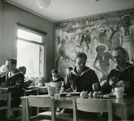 Underbefäl inom flottan äter i matsal.