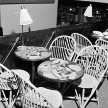 Stureplan 2, Restaurang Regnbågen är ombyggd och nyinredd. Stig Lindbergs emaljerade bord på läktaren