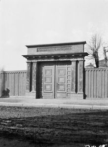 Portal med texten ""För ålderstegne borgersmän"". Porten gick till trädgården vid Borgerskapets gubbhus, Kristinehovs malmgård. Nu kv. Graniten