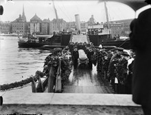 Kistor med kvarlevorna efter Salomon August Andrée, Nils Strindberg och Knut Fraenkel från Andréexpeditionen förs i land på Skeppsholmen från HS Svensksund.