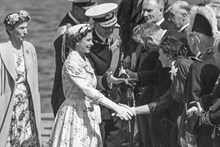 Ulla Lindström vägrar niga för Elizabeth II