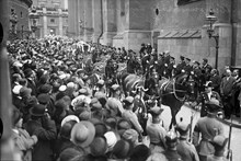 Storkyrkobrinken. Kronprinsessan Margaretas begravning. Procession passerar Storkyrkan där begravningshögtiden äger rum