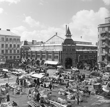 Östermalmstorg med Östermalmshallen i fonden