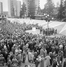 Vällingby Centrum, invigningsdagen. Vy över stor folksamling som lyssnar på orkestern