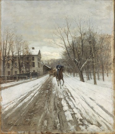 En häst med ryttare på en snöig väg. Bebyggelse och kala träd i bakgrunden.