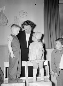 Främlingsvägen 45. Modevisning av barnkläder från "Riktiga barnkläder"