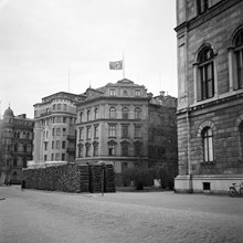 F.d. Tyska legationen flaggar på halv stång efter Hitlers död 1945.