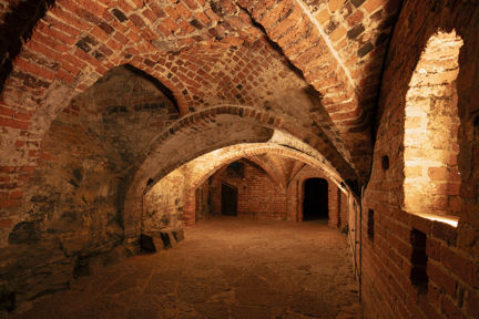 Murade kryssvalv, källare, tegel och stenväggar.