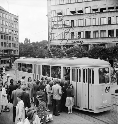 Människor köar för att gå ombord på en spårvagn