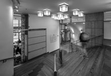 Söderhallarna, med tidstypiska taklampor i trapphuset.