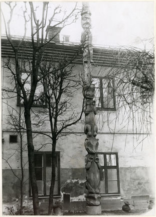 Totempålen från British Columbia när den stod vid Wallingatan 1929.