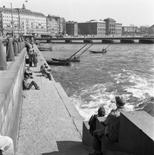 Fiskebåtar i Norrström och folkliv på kajen vid Strömgatan, vy mot Blasieholmen