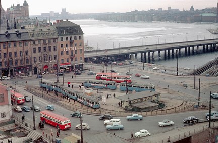 Södermalmstorg med bussar, spårvagnar och bilar sett uppifrån.