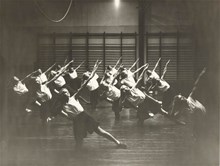 Gymnastiklektion på Anna Sandströms skola