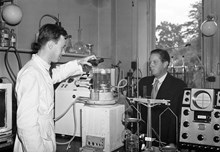 Söder Mälarstrand 25-79, Münchens bryggerier (Münchenbryggeriet), laboratorium. Nya forskningsresultat visas för pressen
