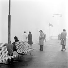 Väntande resenärer i dimma på perrongen vid tunnelbanestation Svedmyra.