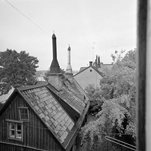 Fjällgatan 32 med stenhuset Fjällgatan 34 i fonden
