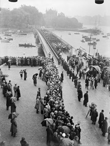 Skeppsholmen och Skeppsholms bron med begravningsprocession och kistorna med stoften efter Salomon August Andrée, Knut Fraenkel och Nils Strindberg som förolyckats vid Andrées polarexpedition år 1897.