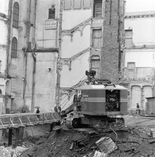 Fastigheten Malmskillnadsgatan 32 riven. Kvarteret Åskslaget ingår i nuvarande kv. Trollhättan. Här ligger nu Gallerian