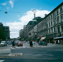 Hamngatan västerut från hörnet av Kungsträdgårdsgatan. Sagerska husen närmast