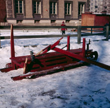 Trasig slängkälke i parkleken i Observatorielunden, vid Saltmätargatans förlängning
