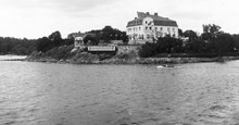 Prins Eugens Waldemarsudde med välkomstbanderoll till det nygifta prinsparet 1905.