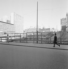 Sergels Torg under anläggning. Norra och nordöstra sidorna sedda från Drottninggatan invid Preissiska huset