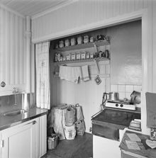 Interiör av kök i provisorisk bostadslänga. Vanadislunden