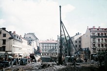Klarabergsgatan österut. Drottninggatan i fonden med Husmoderns varuhus (Drottninggatan 46). Tunnelbanebygget pågår.
