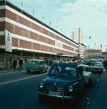 Åhlénsvaruhuset och Klarabergsgatan österut. Byggnadsarbeten i kv. Hästskon