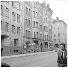 Sibyllegatan 69, norrut. I fonden skymtar den korsande Östermalmsgatan
