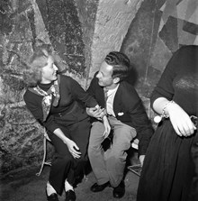 Österlånggatan. Interiör på jazzklubben, Gazell Club. En kvinna och en man sitter och samtalar