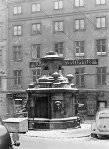 Brunkebergspumpen på Brunkebergstorg. Pumphuset flyttades till Stortorget 1953. I Brunkebergstorg 9 låg D. Bondarevskys Skyltfabrik