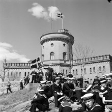 Kastellholmen vid kastellet. Militärer från Stockholms Örlogsstation, avbildade i samband med den sista friluftsgudstjänsten på Kastellholmen