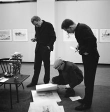 Utställning förbereds av fr.v. författaren Per Anders Fogelström, konstnären o. författaren Stig Claesson samt formgivaren Jan Lindkvist