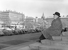 Medborgarplatsen. Borgarrådet Harry Sandberg tittar ut över torget från Medborgarhusets trappa
