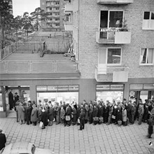 Grafikvägen 2 - 4. Människor köar utanför Systembolagets butiker, dagen före julafton. (Nuvarande adress är Gullmarsplan 8-10)